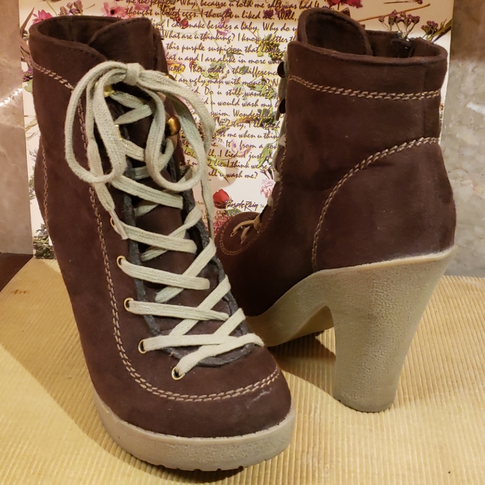 Brown lace up rubber sole ankle boots - Picture 3 of 6